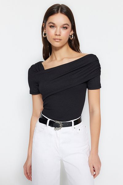 Trendyol Collection Schwarzer, figurbetonter Strickbody mit asymmetrischem Kragen und Druckknöpfen TWOSS23BD00060