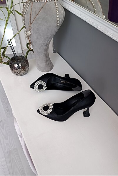 Siyah Saten 9 Cm Şampanya Topuk Yuvarlak Aksesuarlı Stiletto Kadın Ayakkabı