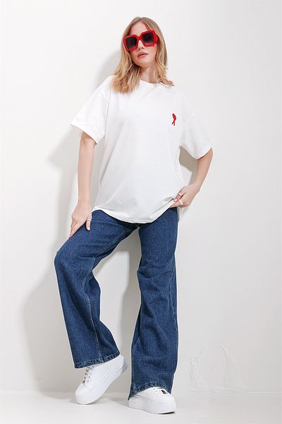Trend Alaçatı Stili Women's White Crew Neck Heart A Embroidered Two Thread Oversize T-Shirt ALC-X11586