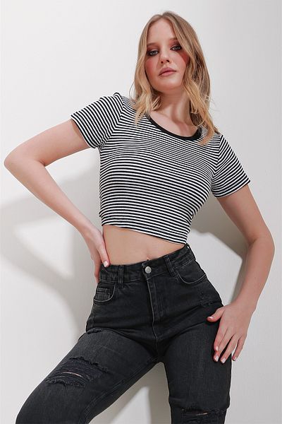 Trend Alaçatı Stili Women's Black Crew Neck Striped Crop Knitted Blouse ALC-X11551