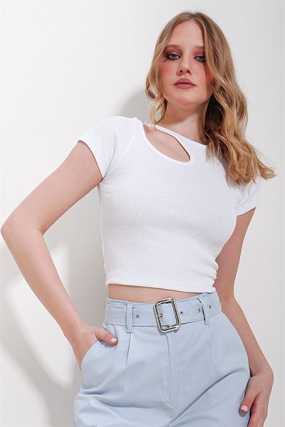 Trend Alaçatı Stili Women's White Crew Neck Drop Low-cut Half Sleeve Knitted Blouse ALC-X11546