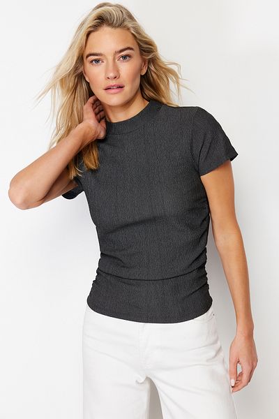 Trendyol Collection Antracitová halenka s vysokým límcem a krátkým rukávem Detailní pružná pletená halenka TWOSS24BZ00135