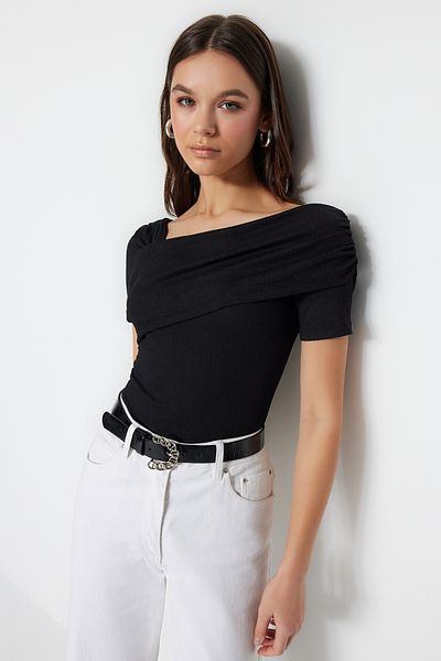 Trendyol Collection Schwarzer, figurbetonter Strickbody mit asymmetrischem Kragen und Druckknöpfen TWOSS23BD00060