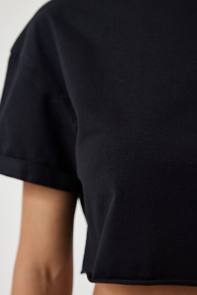 Happiness İstanbul Dámské černé pletené tričko Crew Neck Basic Crop HW00004