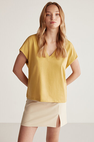 GRIMELANGE تي شيرت Astrid نسائي برقبة على شكل حرف V ونمط مريح 100% قطن باللون الأصفر الزعفراني
