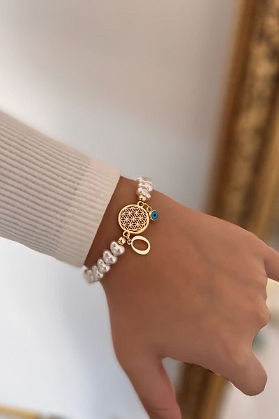 Trendy Butik سوار زهرة الحياة مع حرف O وتفاصيل لؤلؤية معلقة على شكل عين الشر