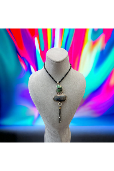 Gümüşhanesi 925 ayar safir taşlı kolyemiz. Kendi atölyemizde üretilmiştir.