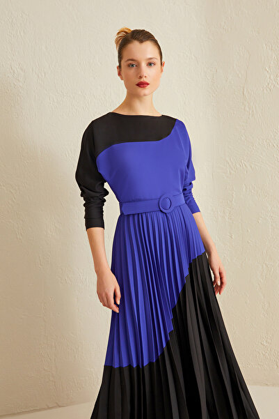 Jus De Pommes SİYAH MAVİ PİLİSELİ KEMERLİ UZUN ELBİSE