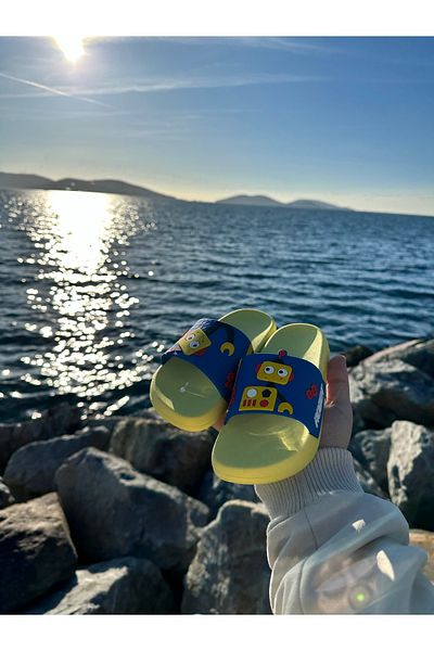 Bold Boutique Robot Patterned Children's Slippers - Non-Slip Sole, for Beach and Bathroom