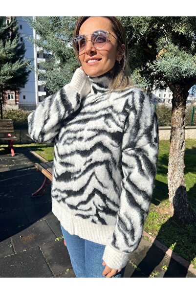 SİYAH BEYAZ ZEBRA DESEN DİK YAKA KAZAK