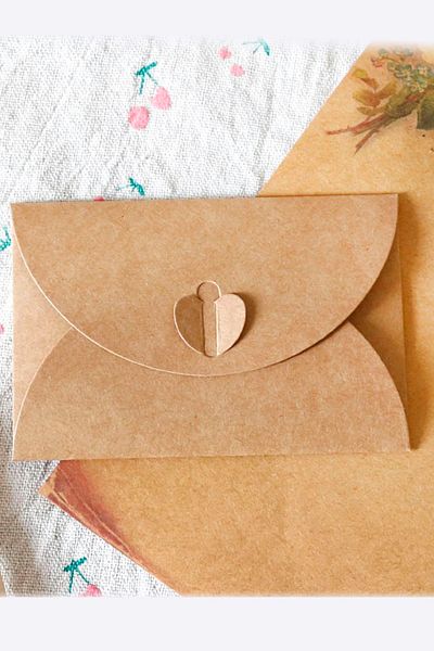 Dekorden Kraft Envelope with Heart Clasp (20 Pieces)