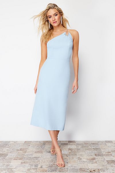 Trendyol Collection Světle modré stylové večerní šaty s lesklým kamenným detailem – tkané TPRSS24EL00042