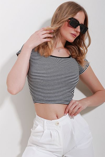 Trend Alaçatı Stili Women's Black Square Neck Striped Crop Blouse ALC-X11550