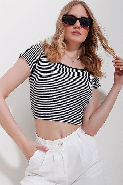 Trend Alaçatı Stili Women's Black Square Neck Striped Crop Blouse ALC-X11550
