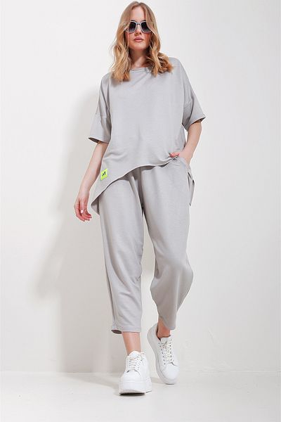 Trend Alaçatı Stili Women's Stone Crew Neck Asymmetric Cut Embroidered Blouse and Trousers Set ALC-X11604