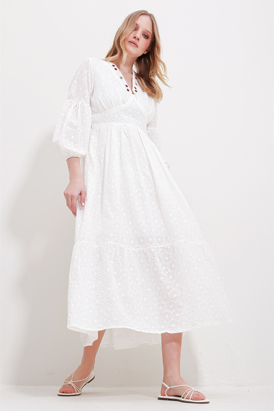 Trend Alaçatı Stili Kadın Beyaz V Yaka Fisto Ve Nakış İşlemeli İçi Astarlı Midi Boy Elbise ALC-X11567