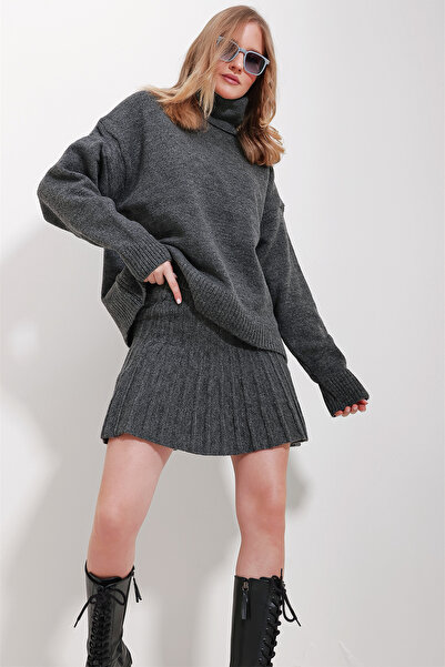 Trend Alaçatı Stili Női antracit garbós pulóver és redős szoknya szett ALC-X11603