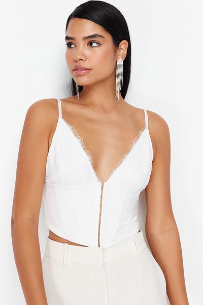 Trendyol Collection Weißes Spitzenbustier - Crop Cut, gefüttert und mit A-Grafiken, TPRAW23BS00045