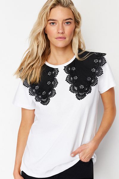 Trendyol Collection Λευκό 100% βαμβακερό γιακά premium λεπτομερές πλεκτό μπλουζάκι με κανονική/κανονική εφαρμογή TWOSS24TS00049