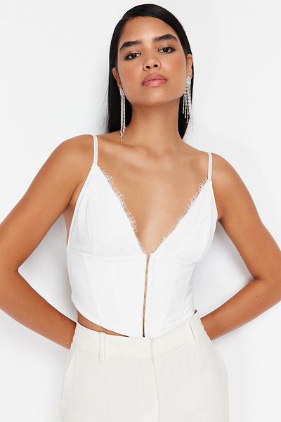 Trendyol Collection Weißes Spitzenbustier - Crop Cut, gefüttert und mit A-Grafiken, TPRAW23BS00045