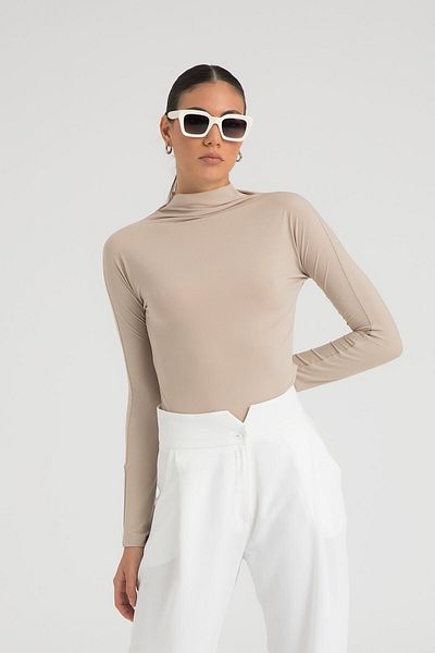 SHEISMONO Μπλούζα με μπεζ χρώμα Soft Touch με μισό λαιμό