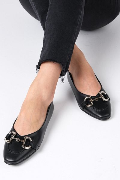 Mio Gusto Pantofi plati de damă Aretha Black Color cu accesorii de lant și varf toci