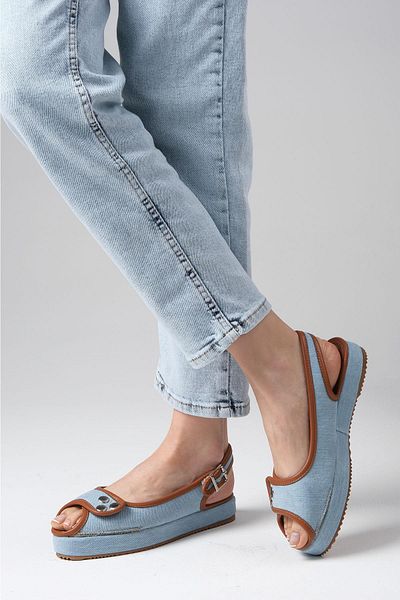 Mio Gusto Sandale de damă cu talpă cu pană din țesătură denim de culoare albastră Arwen