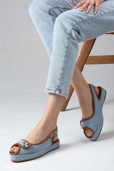 Mio Gusto Sandale de damă cu talpă cu pană din țesătură denim de culoare albastră Arwen