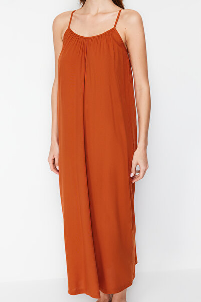 Trendyol Collection Maxi tkané šaty s viskózovým páskem hnědého/rovného střihu TWOSS22EL00068