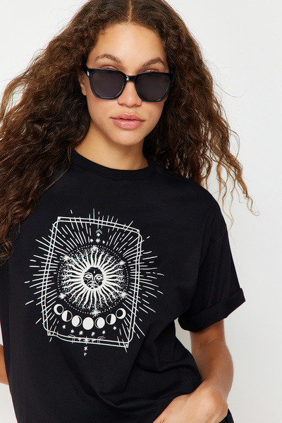 Trendyol Collection Czarna, 100% bawełniana koszulka z okrągłym dekoltem i nadrukiem, oversize/szeroki, dzianinowy T-Shirt TWOSS20TS0247