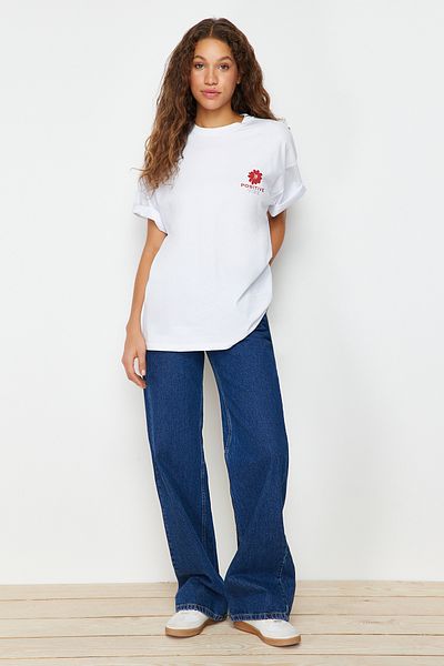 Trendyol Collection Weißes Strick-T-Shirt mit Rundhalsausschnitt aus 100 % Baumwolle mit Aufdruck auf der Rückseite und weiter Passform TWOSS23TS00321