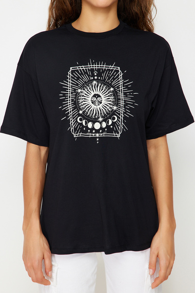 Trendyol Collection Czarna, 100% bawełniana koszulka z okrągłym dekoltem i nadrukiem, oversize/szeroki, dzianinowy T-Shirt TWOSS20TS0247