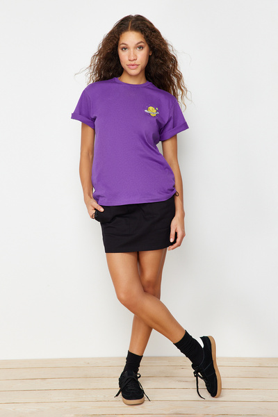 Trendyol Collection Tričko Galaxy Printed Purple Boyfriend Fit – 100% bavlna, výstřih TWOSS23TS00257