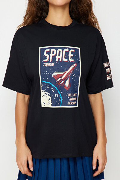 Trendyol Collection Černé oversize tričko Space Printed - Crew Neck, 100% bavlna - Twoss21ts3663