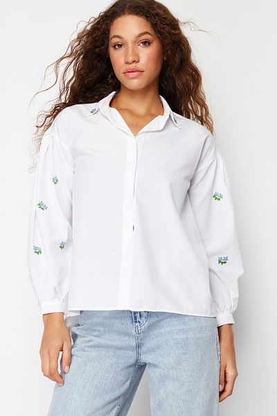 Trendyol Collection Baumwollhemd in Ecru, Stickereidetail, Regular Fit, TWOAW23GO00081