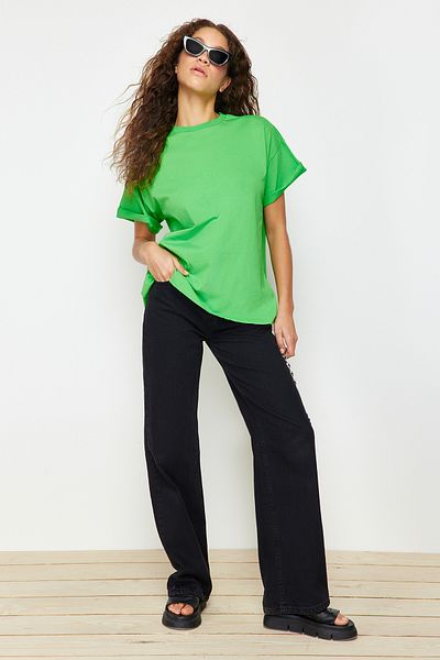 Trendyol Collection Grünes, weites T-Shirt mit Rundhalsausschnitt, 100 % Baumwolle – TWOSS20TS0134