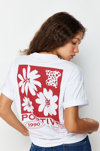 Trendyol Collection Weißes Strick-T-Shirt mit Rundhalsausschnitt aus 100 % Baumwolle mit Aufdruck auf der Rückseite und weiter Passform TWOSS23TS00321