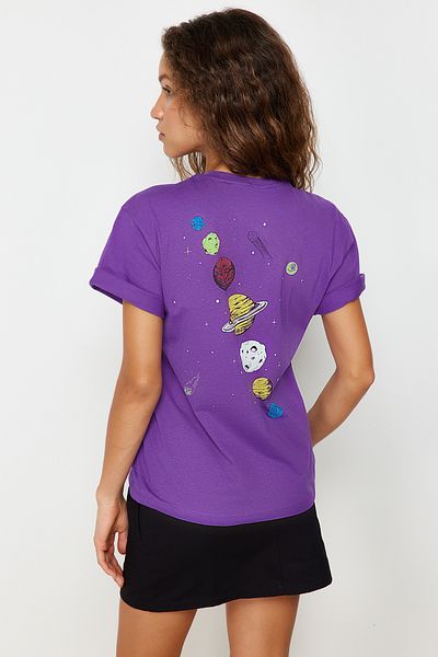 Trendyol Collection Tričko Galaxy Printed Purple Boyfriend Fit – 100% bavlna, výstřih TWOSS23TS00257