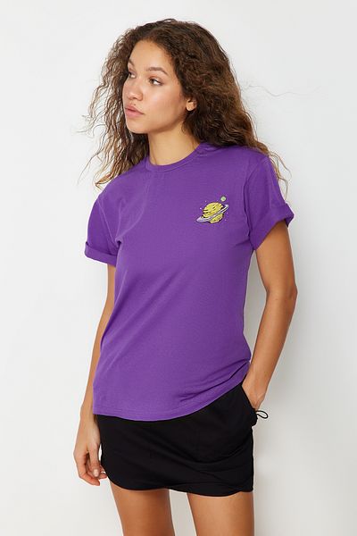 Trendyol Collection Tričko Galaxy Printed Purple Boyfriend Fit – 100% bavlna, výstřih TWOSS23TS00257