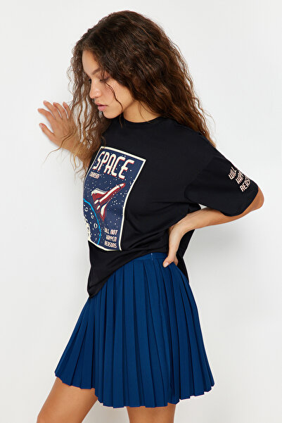 Trendyol Collection Černé oversize tričko Space Printed - Crew Neck, 100% bavlna - Twoss21ts3663