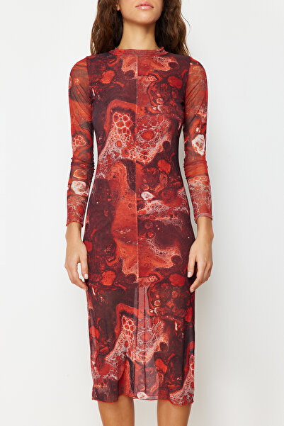 Trendyol Collection Hnědé tištěné tylové lemované přiléhavé midi pletené šaty s vysokým výstřihem TWOAW24EL00165