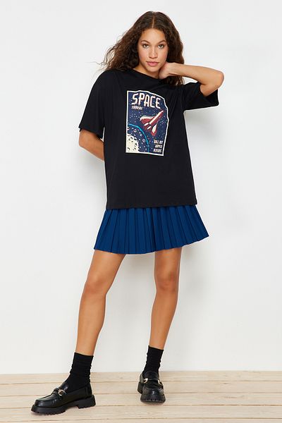 Trendyol Collection Černé oversize tričko Space Printed - Crew Neck, 100% bavlna - Twoss21ts3663