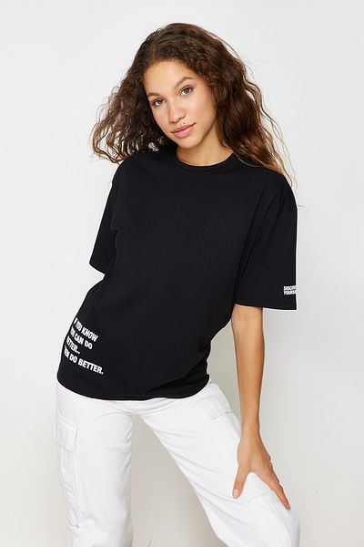 Trendyol Collection Černá 100% bavlna Slogan s potiskem Oversize/Wide Fit Pletené tričko s výstřihem TWOSS23TS00183