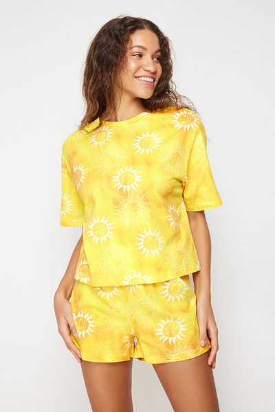 Trendyol Collection Sárga nap mintás 100% pamut rövidnadrág pizsama szett - THMSS24PT00108