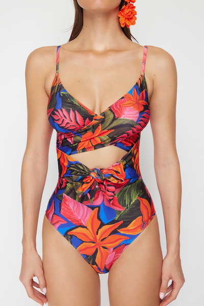 Trendyol Collection Květinové vzorované dvouřadé plavky se zavazováním TBESS20MA0031