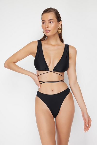 Trendyol Collection Schwarzes Triangel-Bikinioberteil zum Binden TBESS22BU0082