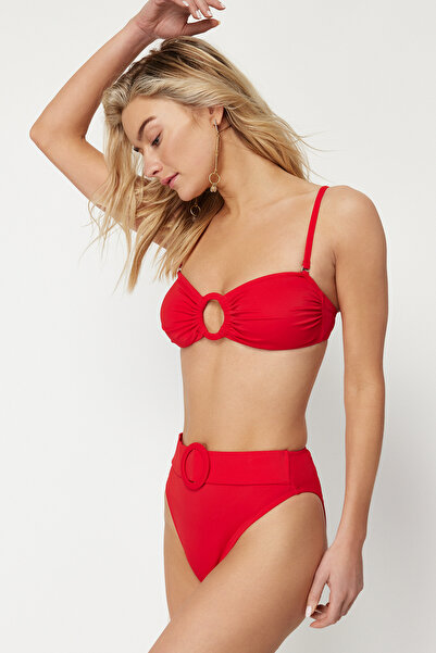 Trendyol Collection Pantaloni de bikini obișnuiți cu talie înaltă și picioare înalte, cu accesorii pentru centură roșie TBESS24BA00029