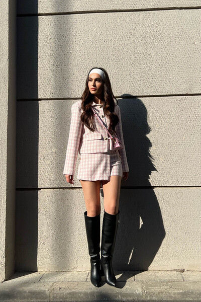 Seda Yalçın Atelier Fusta scurtă din tweed cu nasturi roz