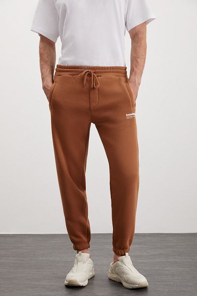 GRIMELANGE Weiche, elastische, schmale Herren-Jogginghose von Bernon mit drei Taschen aus Bio-Baumwolle in Hellbraun