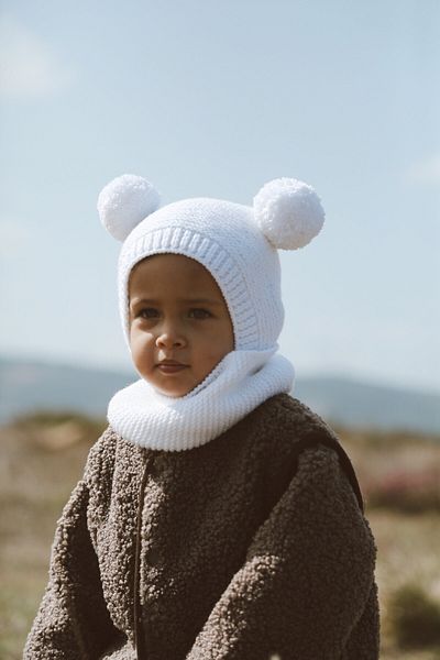 DERY BABY طقم قبعة وطوق للرقبة من Pompom باللون الأبيض